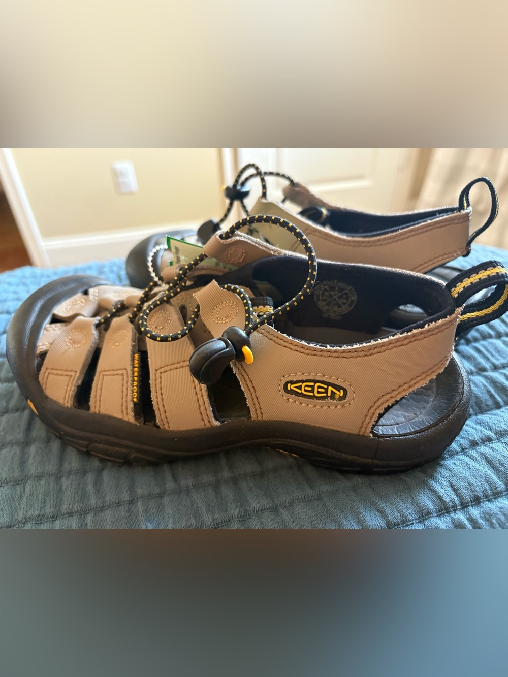 KEEN Kids Beige and Black Closed-Toe Sport Sandal